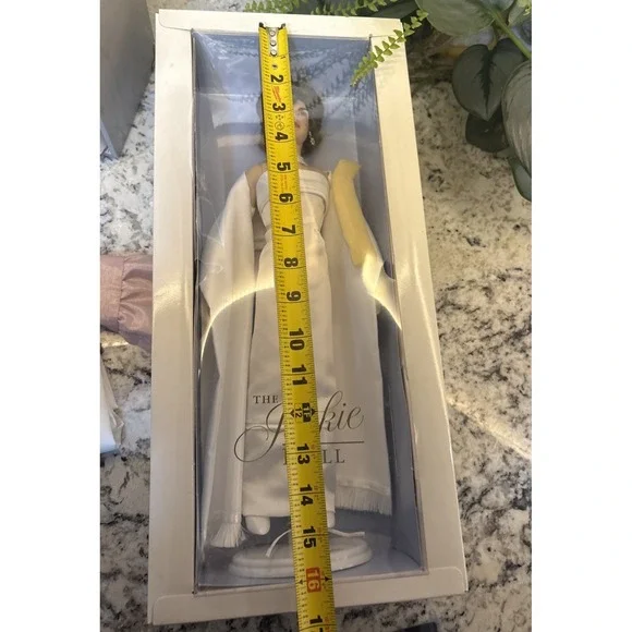 Franklin Mint Jackie Kennedy Doll with Wardrobe Trunk Outfits Accessories Book - Picture 16 of 16